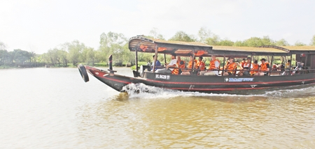 Với lợi thế sông nước, vùng đất cù lao đang thu hút rất nhiều du khách.