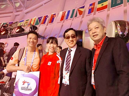 Trương Thị Kim Tuyền giành HCB Giải VĐTG 2017 cùng lãnh đạo Đoàn Taekwondo Việt Nam.