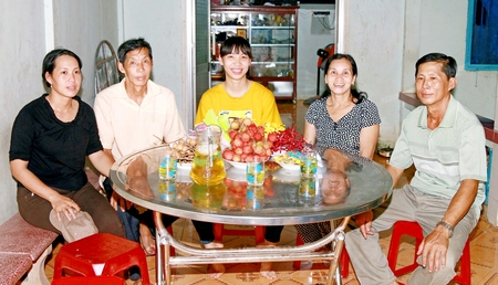 Giây phút hiếm hoi để võ sĩ Trương Thị Kim Tuyền bên mái ấm gia đình tại xã Hòa Ninh.