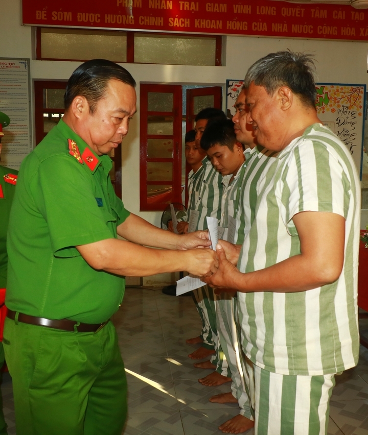Đại tá Huỳnh Thanh Mộng- Phó Giám đốc Công an tỉnh- trao quyết định giảm thời hạn chấp hành án phạt tù cho các phạm nhân.