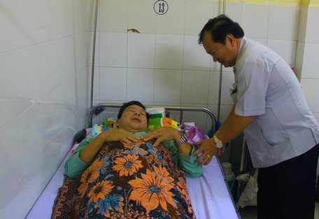  Chủ tịch UBND tỉnh- Nguyễn Văn Quang tặng quà, chúc tết bệnh nhân.
