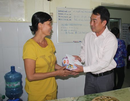  Phó Chủ tịch UBND tỉnh- Lữ Quang Ngời trao quà cho thân nhân bệnh nhân. 