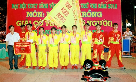 Đội Minh Nghĩa Đường (Tam Bình) đã giành HCV với nội dung Lân Địa vũ.