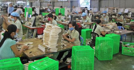 Với chính sách miễn giảm thuế và các chính sách tiếp cận khác đã thu hút các doanh nghiệp vào đầu tư và phát triển sản xuất tại Khu công nghiệp Hòa Phú.  (Ảnh: Xuân Tươi)