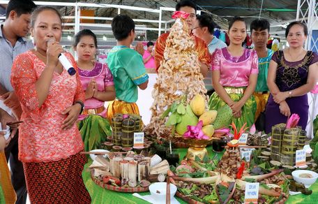 Ẩm thực đa dạng gồm bánh tét ngọt nhân chuối, bánh tét mặn nhân đậu- thịt, cơm lam thịt nướng, thịt bò xào lá nhíp... của bà con Khmer tỉnh Bình Phước.