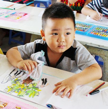 Những nét vẽ “nguệch ngoạc” đều có ý tưởng riêng, bé 4 tuổi biết cầm viết là có thể học vẽ.