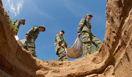 Cán bộ, chiến sĩ lực lượng vũ trang tích cực xây dựng các công trình phục vụ diễn tập khu vực phòng thủ tỉnh năm 2017. Ảnh: Vinh Hiển
