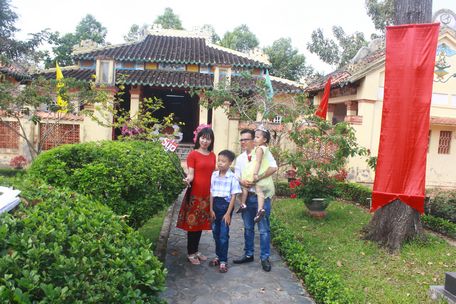 Gia đình chị Phạm Thị Phương Thảo cùng ghi lại khoảnh khắc mùa xuân ở Văn Thánh Miếu (Phường 4- TP Vĩnh Long).