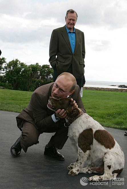 Tổng thống Putin làm quen với chó cưng của cựu Tổng thống George Bush hồi tháng 7/2007. Ảnh: RIA NOVOSTI