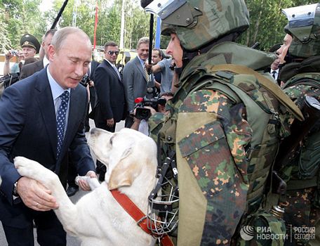 Thủ tướng Putin thăm lực lượng hoạt động riêng biệt của Bộ Nội vụ Nga ngày 22/7/2011. Ảnh: RIA NOVOSTI