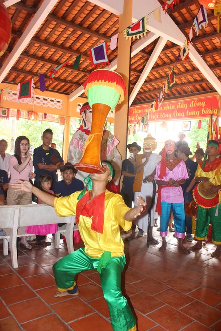 Năm nay đội trống Sa Dăm được BQL Di tích Lăng Ông mời từ chùa ở huyện Cầu Kè về, trình diễn mới mẻ hơn cho người dân thưởng thức.