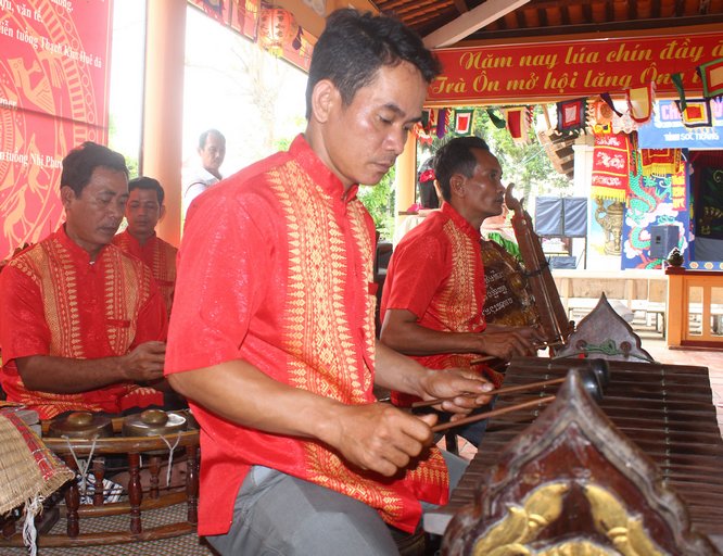  Trình diễn nhạc ngũ âm của dân tộc Khmer.