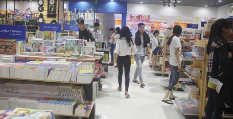 Nhiều bạn trẻ tìm mua sách trong dịp đầu năm  
