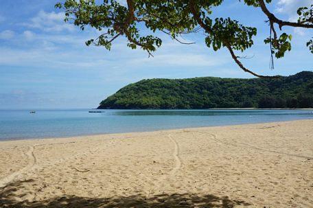 Vẻ đẹp của bãi Đầm Trầu (Côn Đảo) biển xanh trong biêng biếc, bãi cát dài, trắng phẳng mịn.