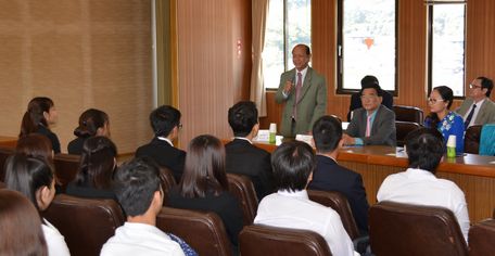Phó Bí thư Thường trực Tỉnh ủy- Trương Văn Sáu thăm và nói chuyện với du học sinh tại Trường ĐH Tokuyama (Nhật Bản).
