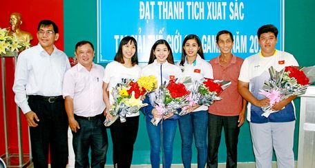  3 cô gái: Trương Thị Kim Tuyền, Nguyễn Thị Ngọc Trâm, Phùng Thị Hồng Thắm được xem là những gương mặt thể thao Vĩnh Long xuất sắc năm 2017.