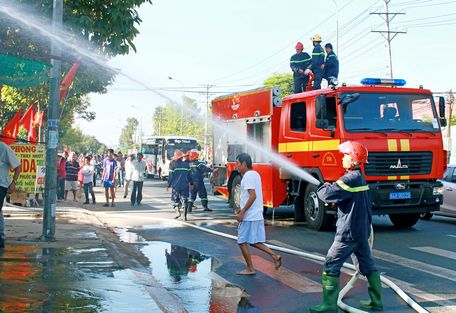 Lực lượng phòng cháy chữa cháy đã dập tắt đám cháy sau 2 giờ 