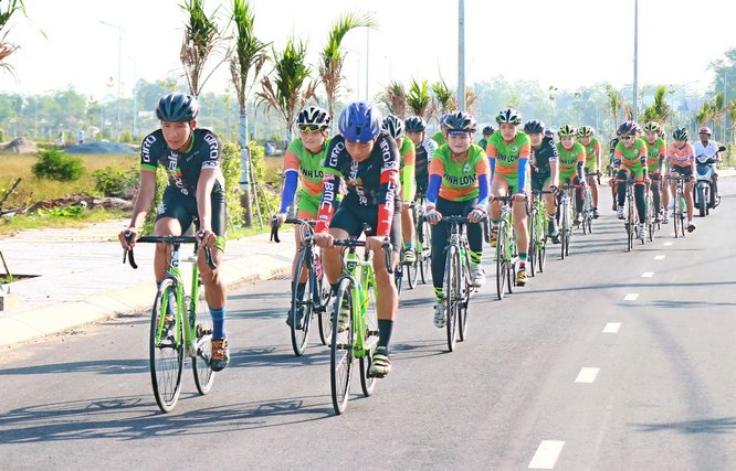  Các VĐV xe đạp của cả 3 đội: Đội tuyển, trẻ và năng khiếu tích cực tập luyện trên các đường của Khu Hành chính mới tỉnh Vĩnh Long.