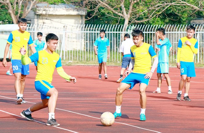  Các VĐV đội bóng đá Trẻ Vĩnh Long vui tươi, phấn khởi tập luyện sau những ngày nghỉ tết.
