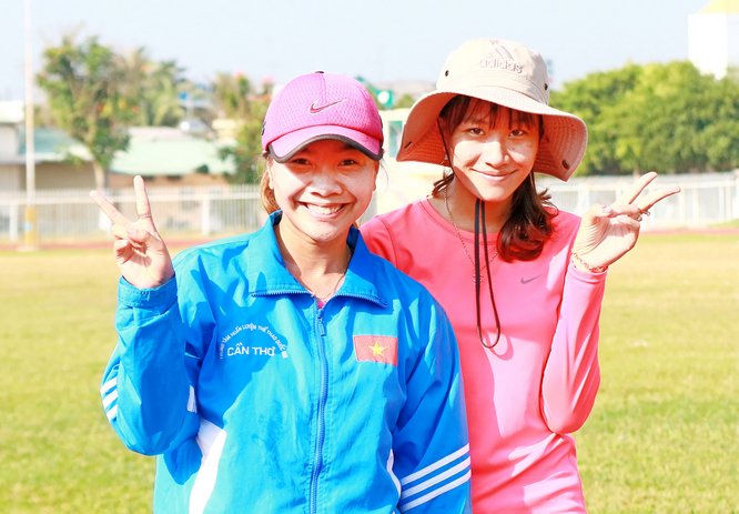Hai gương mặt xuất sắc của điền kinh Vĩnh Long: Nguyễn Thị Trúc Mai (trái) và Huỳnh Thị Mỹ Tiên- đã sẵn sàng cho mùa giải mới.