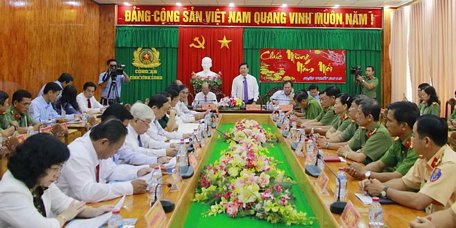 Đồng chí Trần Văn Rón- Bí thư Tỉnh ủy (người đứng) cùng đoàn đến làm việc với Đảng ủy Quân sự tỉnh.