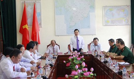 Đồng chí Trần Văn Rón- Bí thư Tỉnh ủy (người đứng) cùng đoàn đến làm việc với Đảng ủy Công an tỉnh.