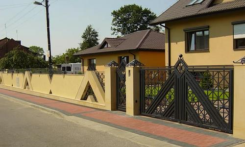 Mẫu hàng rào kết hợp cổng sắt bề thế phù hợp với những căn biệt thự sang trọng.