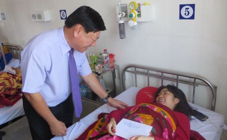 Bí thư Tỉnh ủy- Trần Văn Rón thăm các bệnh nhân đầu tiên tại bệnh viện.