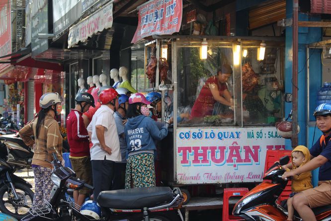 Để mua được món vịt quay Thuận Ký- trước đầu đường Lê Thị Hồng Gấm, người dân phải xếp hàng trật tự để được tới lượt mình.