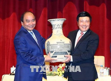 Thủ tướng Nguyễn Xuân Phúc tặng quà lưu niệm cho Bộ Ngoại giao. Ảnh: Thống Nhất/TTXVN