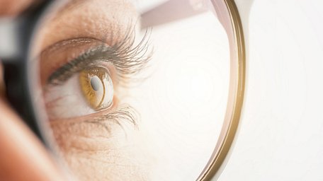 Trong thời gian tới, các bệnh nhân cận thị và viễn thị có thể không cần phải dùng kính khi có loại thuốc nhỏ mắt đột phá. Ảnh: Getty Images