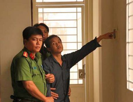 Võ Văn Đặng chỉ nơi y đã đột nhập vào nhà trong buổi thực nghiệm điều tra vụ án.