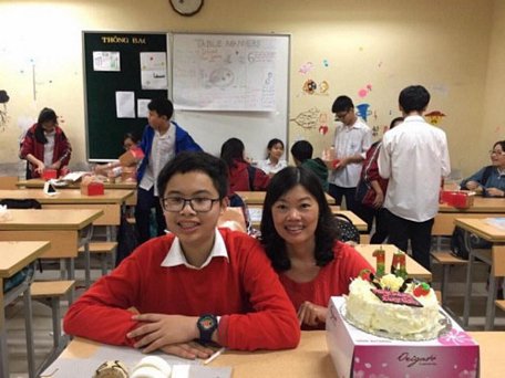 Đinh Vũ Tùng Lâm cùng cô giáo chủ nhiệm trong ngày sinh nhật năm lớp 8 