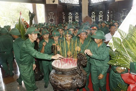 Tân binh Long Hồ viếng Khu tưởng niệm cố Chủ tịch HĐBT Phạm Hùng