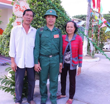 Tân binh Trần Hoàng Khang bên cạnh cha mẹ trước khi lên đường nhập ngũ.