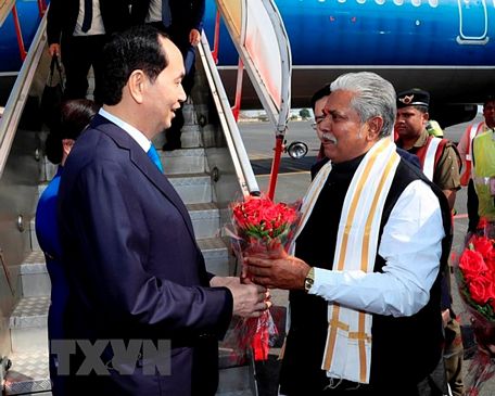 Đại diện chính quyền Bang Bihar đón Chủ tịch nước Trần Đại Quang và Phu nhân tại sân bay Gaya. (Ảnh: Nhan Sáng/TTXVN)