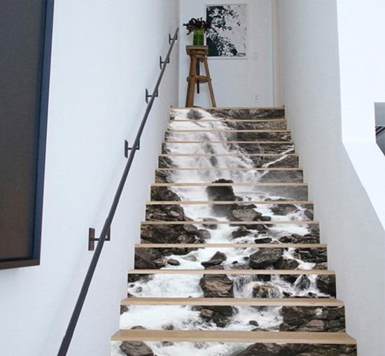 Bức tường trắng giản dị kết hợp với thiết kế cầu thang đặc biệt này làm nổi bật hẳn một góc nhỏ trong căn nhà.