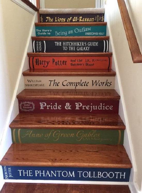Nhìn xa cứ ngỡ giá sách gia đình, lại gần mới biết hóa ra là...bậc cầu thang.