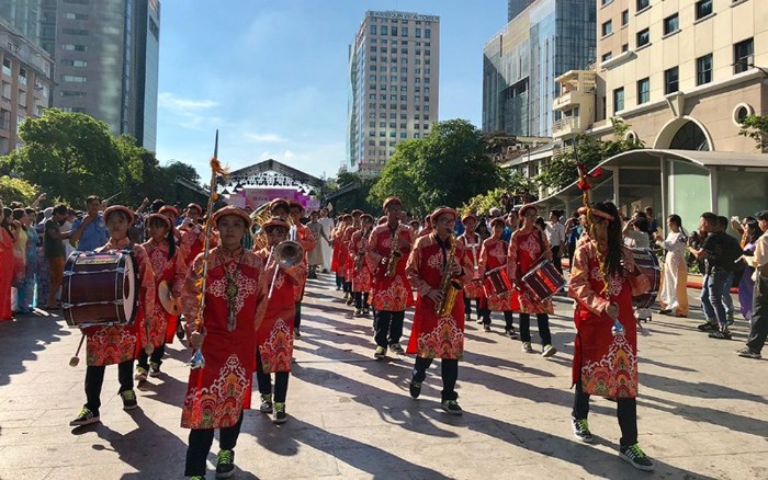 Chương trình đồng diễn với áo dài là một trong những hoạt động của Lễ hội áo dài TPHCM lần 5 năm 2018.