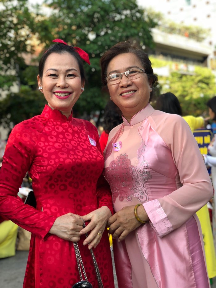 Chị Nguyễn Thị Nhung, cán bộ hội Liên hiệp phụ nữ Quận 4 cho biết: “Khi được tham gia sự kiện đồng diễn áo dài này tôi cảm thấy rất tự hào vì mình là một người phụ nữ Việt Nam được mang trên mình một quốc phục là áo dài