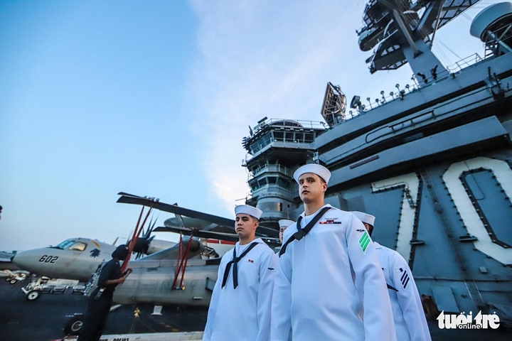 Các thủy thủ trên tàu USS Carl Vinson trong giờ làm nhiệm vụ - Ảnh: NGUYỄN KHÁNH