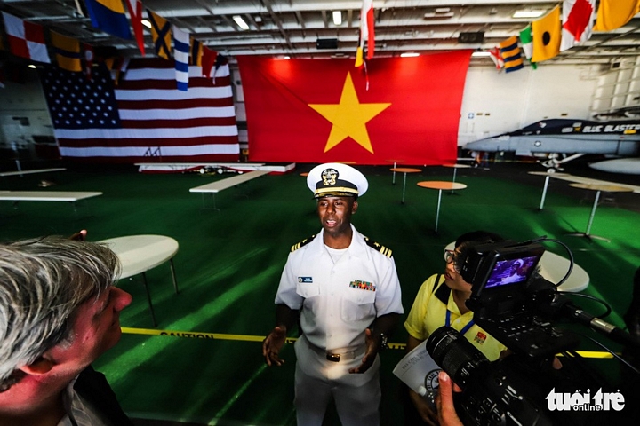 Sĩ quan Mỹ đang giới thiệu về tàu sân bay USS Carl Vinson cho các nhà báo Việt Nam - Ảnh: NGUYỄN KHÁNH