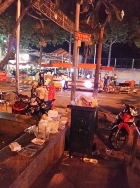 Rác thải tại Quảng trường TP Vĩnh Long sau buổi “đi bộ”.