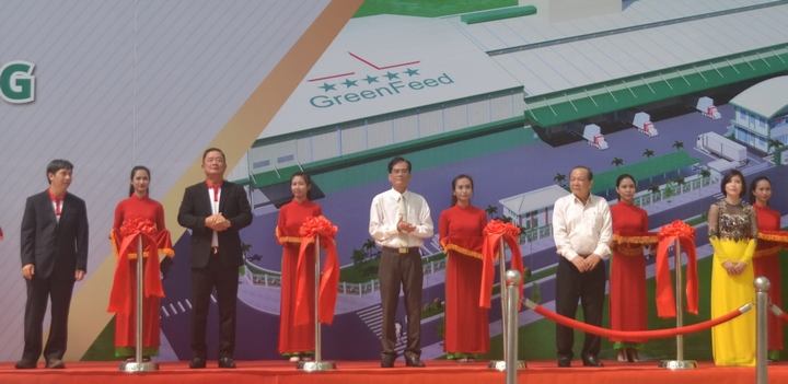 Ông Lê Quang Trung- Phó Chủ tịch Thường trực UBND tỉnh Vĩnh Long (áo trắng- đứng giữa) cùng lãnh đạo nhà máy Green Feed cắt băng khánh thành.