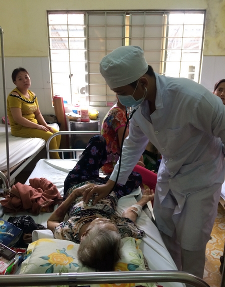 Khá đông bệnh nhân tại Khoa Nội tim mạch- Lão khoa thuộc Bệnh viện Đa khoa tỉnh Vĩnh Long.