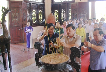 Bí thư Tỉnh ủy- Trần Văn Rón (đứng giữa) cùng lãnh đạo tỉnh thắp hương cố Chủ tịch HĐBT Phạm Hùng.