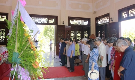 Phút mặc niệm tưởng nhớ cố Chủ tịch HĐBT Phạm Hùng.
