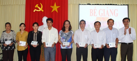 Ông Nguyễn Văn Khởi- Hiệu trưởng Trường Văn hóa Nghệ thuật trao giấy chứng nhận cho các học viên.