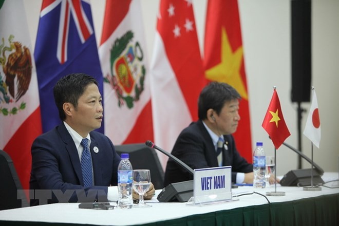 Bộ trưởng Bộ Công Thương Trần Tuấn Anh (bên trái) và Bộ trưởng Tái thiết kinh tế Nhật Bản Toshimitsu Motegi chủ trì cuộc Họp báo sau khi kết thúc hội nghị Bộ trưởng Kinh tế của 11 nước tham gia đàm phán Hiệp định Thương mại tự do Đối tác xuyên Thái Bình Dương (TPP) (không có Mỹ), ngày 1/11/2017, tại Đà Nẵng. (Nguồn: TTXVN)