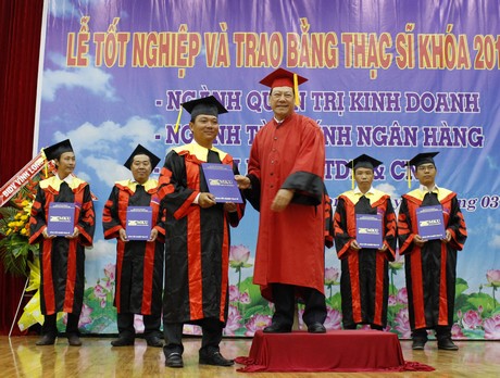 TS. Trần Văn Rón- Ủy viên BCH Trung ương Đảng, Bí thư Tỉnh ủy Vĩnh Long trao bằng tốt nghiệp cho các tân thạc sĩ.